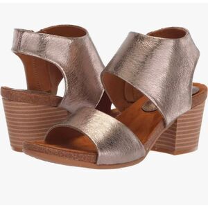 Eurosoft Sofft Arlene soft gold crackle wide strap block heel sandals womens 9.5
